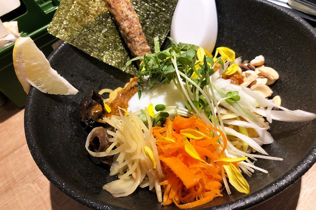 点と線.の「温玉サバキーマまぜそば」1000円