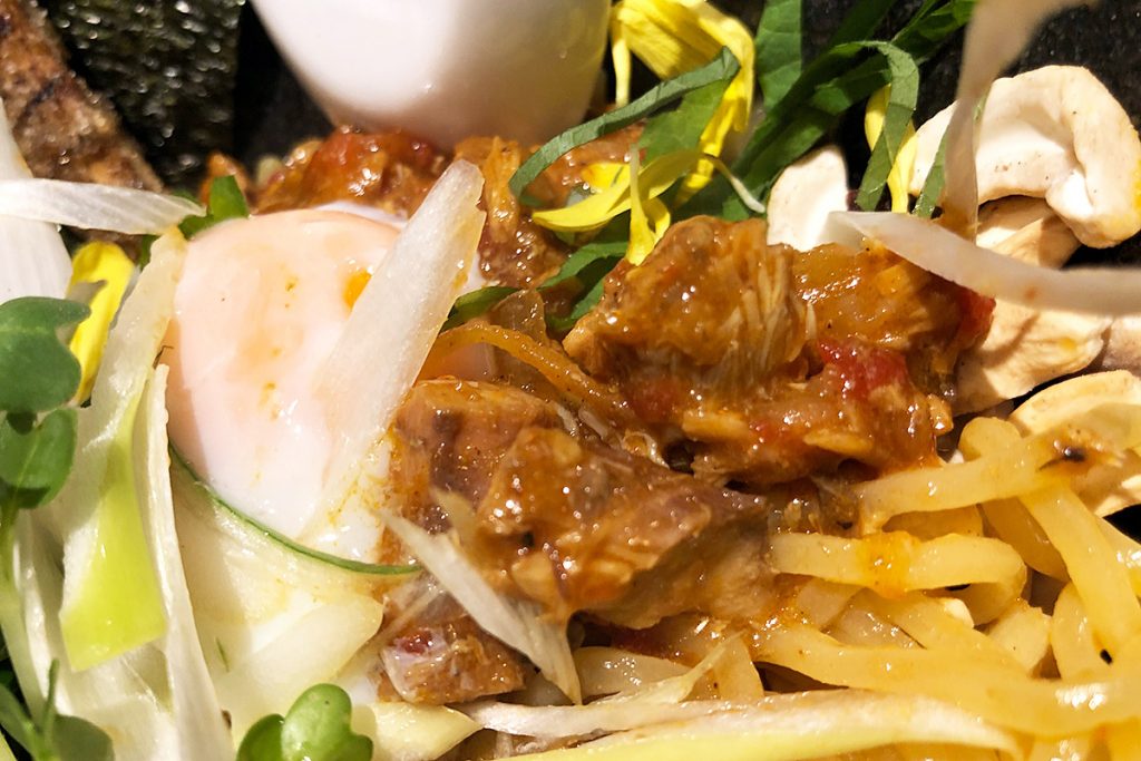 「え?サバ?」という感じですが、実はサバはカレーに合うんです。スパイシーなサバは美味しい