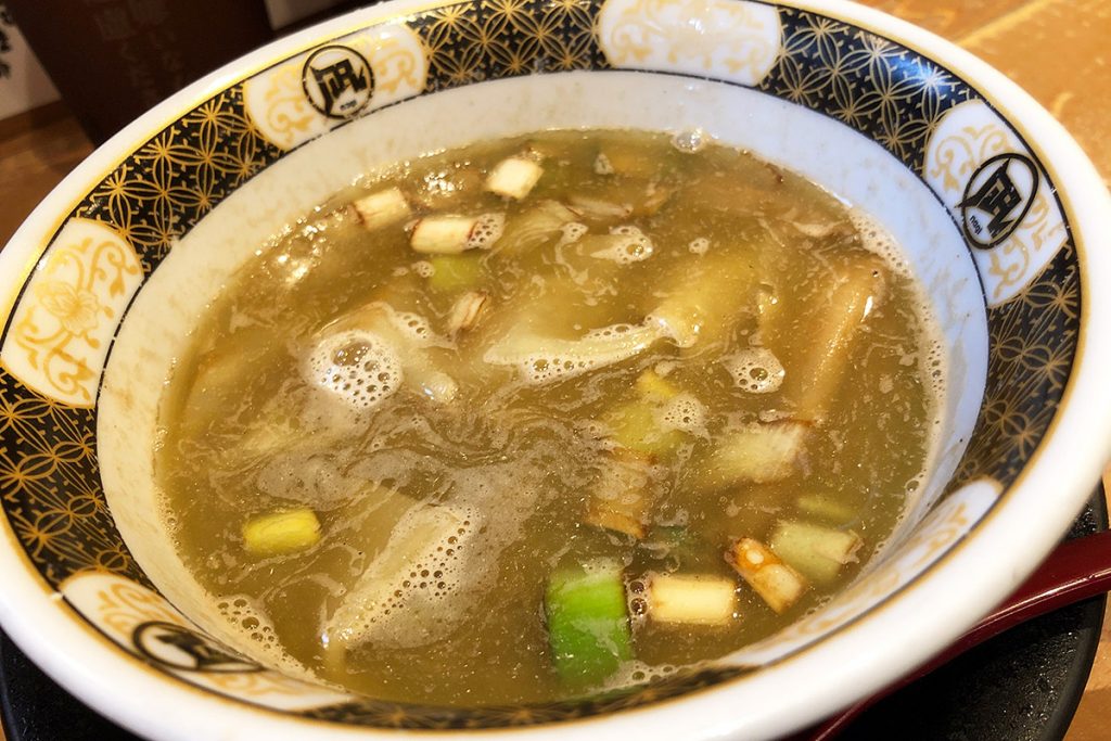まず、つけ汁が来たのですが、、、あれ?これ、カレー味??見た目ではよくわからなかったので、一口飲んでみると煮干しの味オンリー、、、あれ??と思っていたら