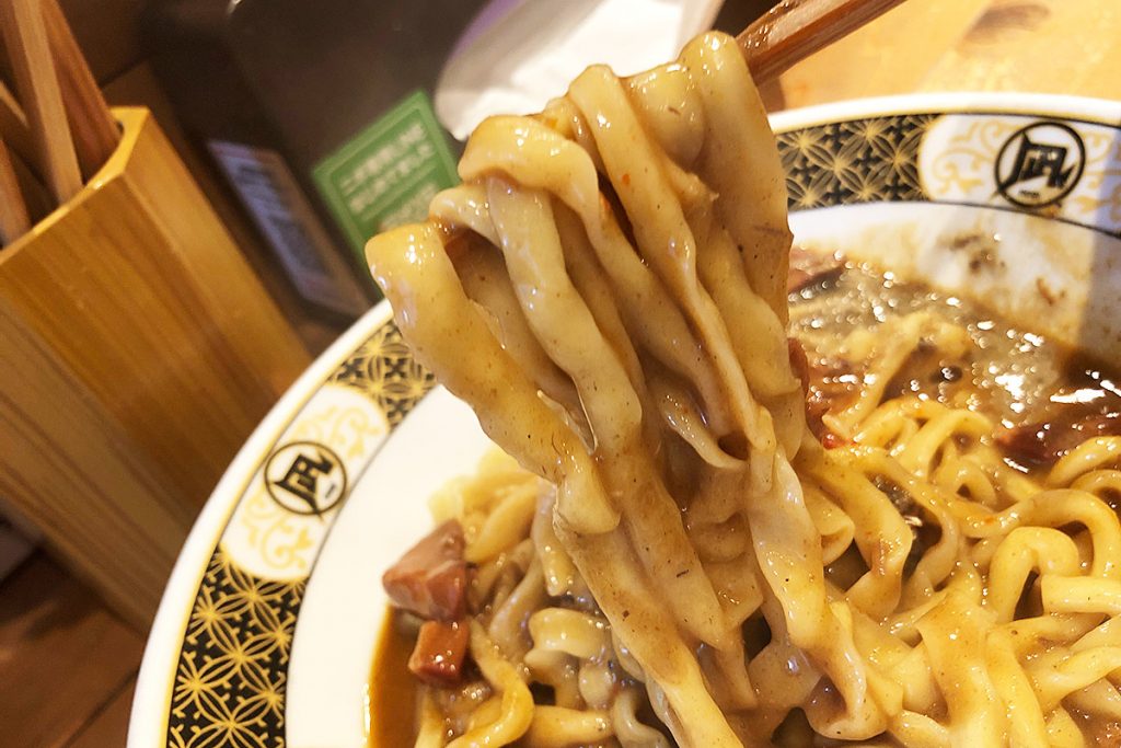 というかですね、このカレーがかかった麺だけでも十分成立しているメニュー。まあ、これだけじゃ煮干し感が足らないけど