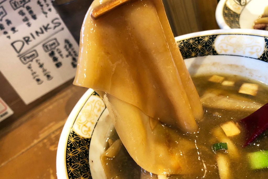 一反麺はつけ汁に入っていまーす。カレーがかかった麺をつけ汁に入れていくと、だんだんつけ汁にカレー味が染まってくるので、後で食べる方がいいかもー