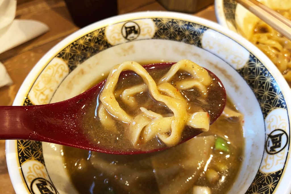 煮干しのつけ汁に入れて食べてみると、、、なんだろうこの複雑すぎる味わい。なんだかとってもジャンキーな味、でもそれが美味しい。カレー自体はそこまでパンチは強くないのですが、煮干しと合わさると強烈だ