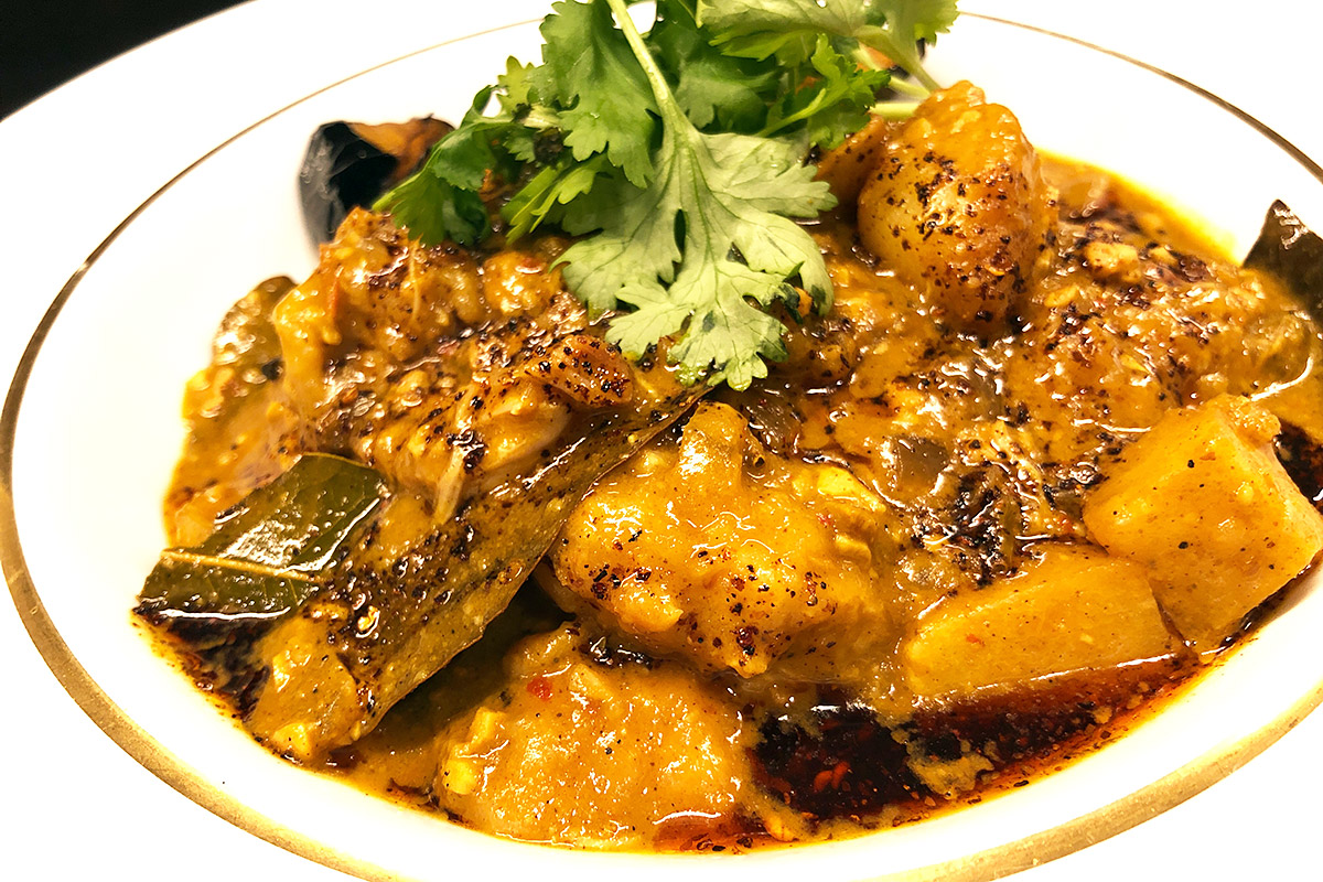 1100円という値段を遙かに上回る雰囲気。中華とインドのスパイスで香りも刺激的ですが、見た目もかなり刺激的です、なんというか黄金なんです、輝いているのです！！