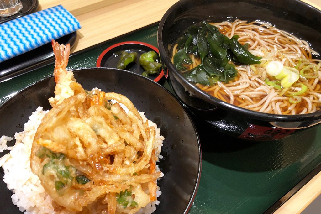 箱根そばの「ミニ海老かき揚げ丼セット」通常は590円ですが、オープニングキャンペーンで530円(税込)
