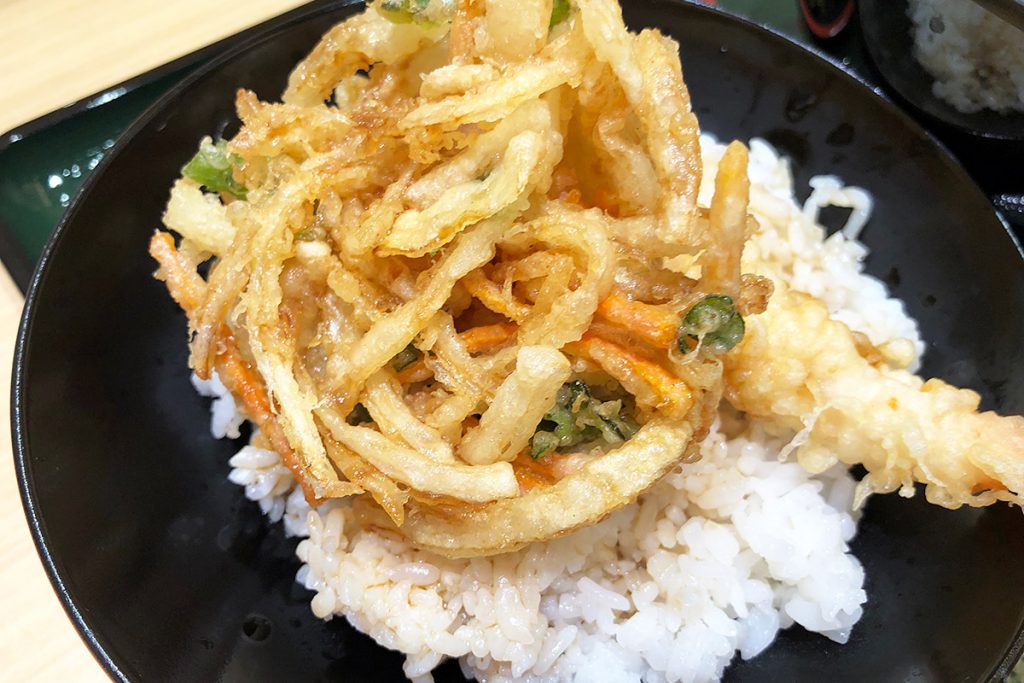 普段はご飯モノを頼むことはないのですが、これ結構ボリュームがありますね。甘めのタレが食欲をそそります