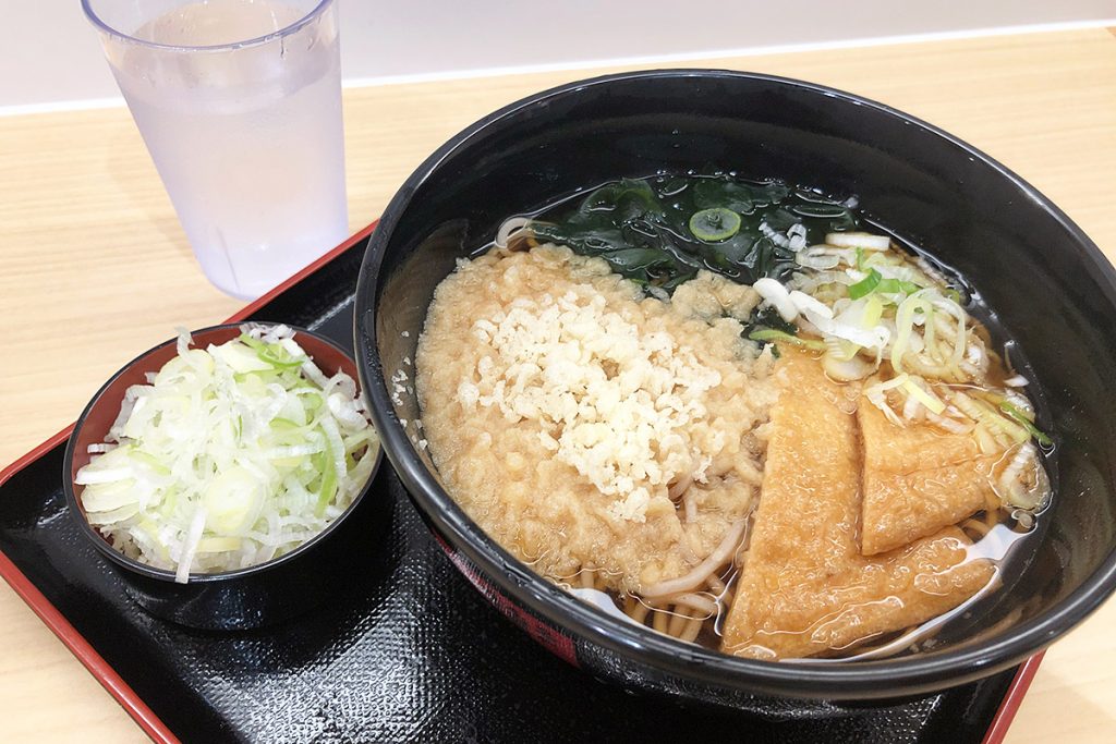 箱根そばの「朝そば」330円、ねぎ多め30円