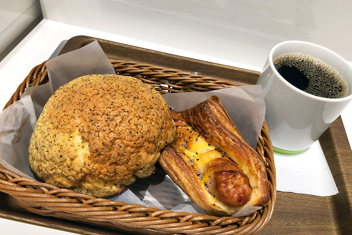 「紅茶メロンパン アールグレイ＆ダージリン」190円（税込）と「極みあらびきフランク」290円（税込）、あと「有機栽培ブレンドコーヒーL」290円（税込）