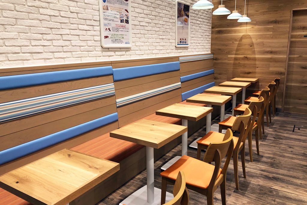 店内奥にあるカフェスペースは7つのテーブル(14席)とカウンターが4席