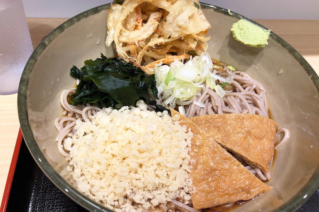 箱根そばの「朝そば(冷やし)」330円に「ミニかき揚げ」60円をトッピング