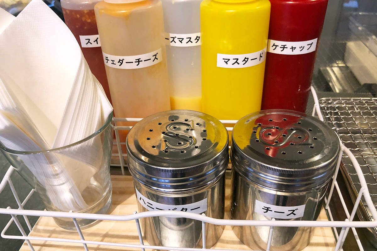好みでケチャップやマスタード、チーズなどをかけます