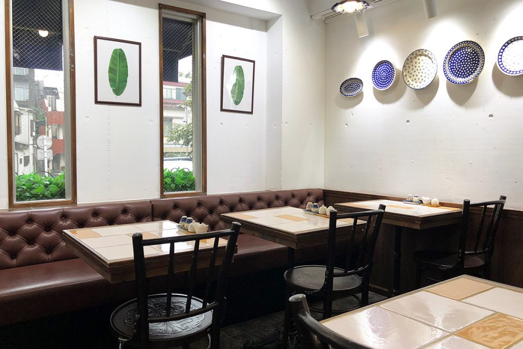 店内は4人掛けと2人掛けのテーブル席。グループでも一人でも気軽に立ち寄れます