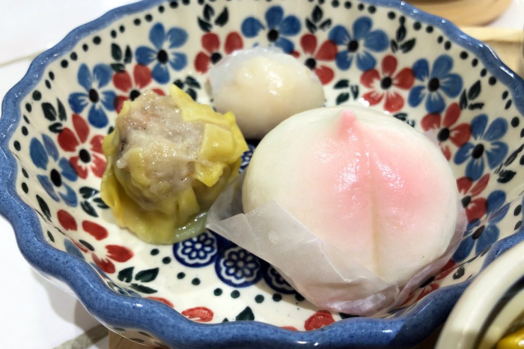 ランチセットで付いてくる点心は肉感溢れる焼売と、ズバリ海老という感じの海老蒸し餃子。さらにデザートなのかな、桃まん