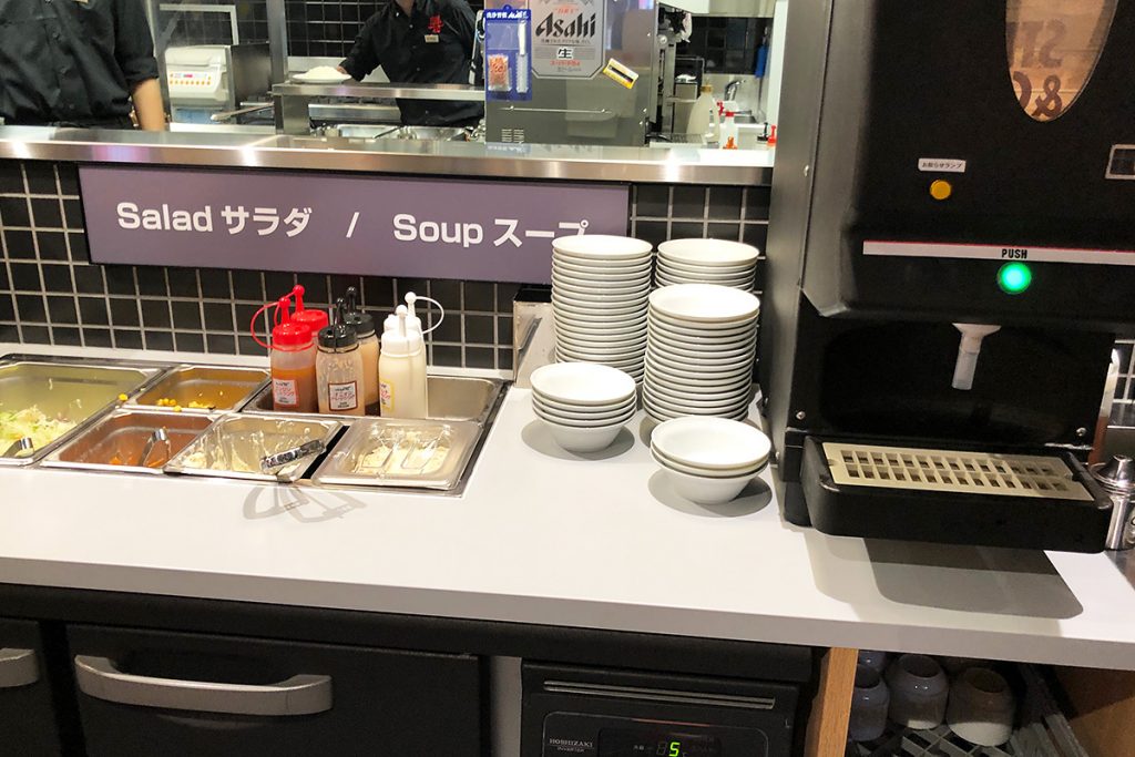 メインメニューを注文すると、サラダバーとスープバーが付いてきます