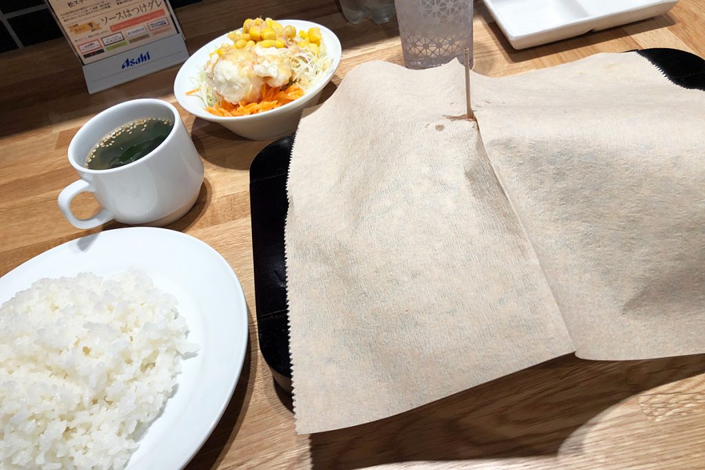 こんな感じでお肉が運ばれてきます。尚、ライスは別注文となります
