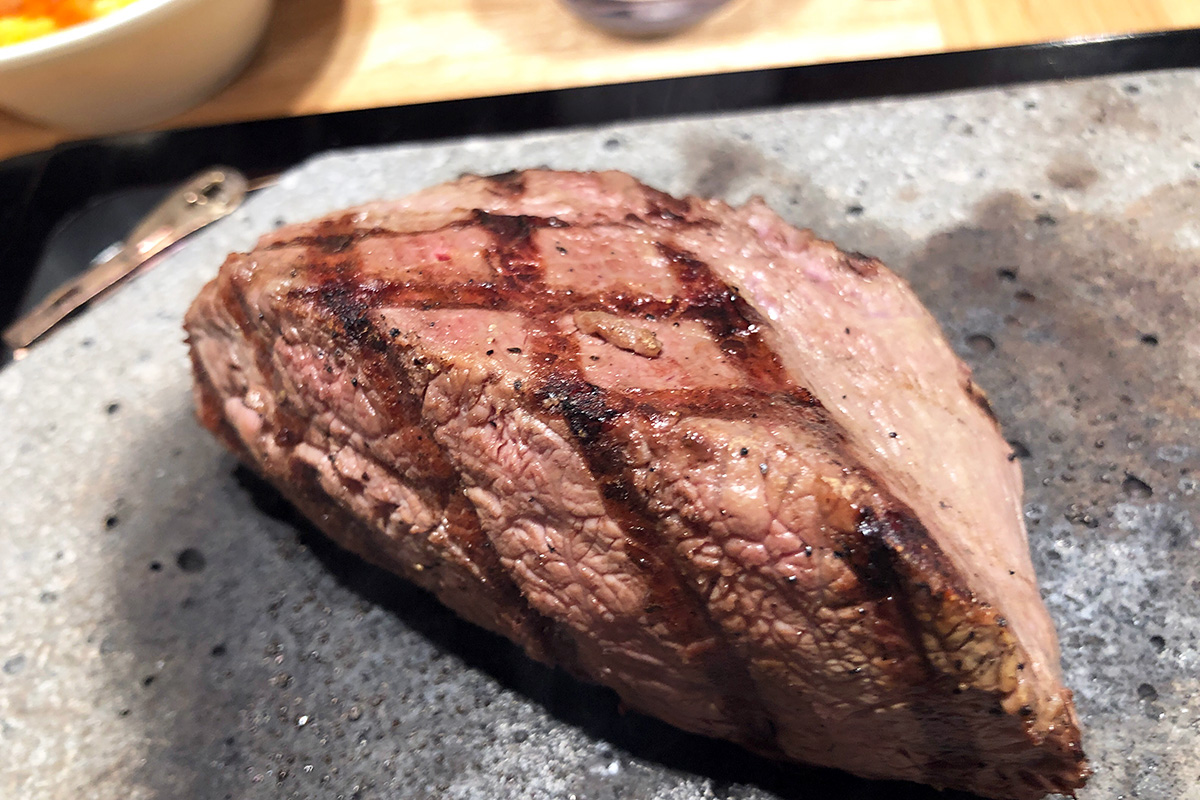 熱々の溶岩石に、存在感のあるお肉