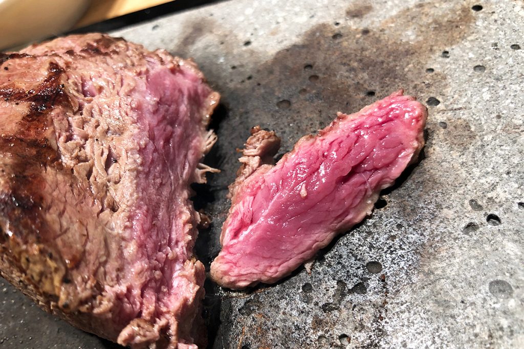 お肉はレアなので、溶岩石に押しつけて自分の好みの焼き加減まで火を通します