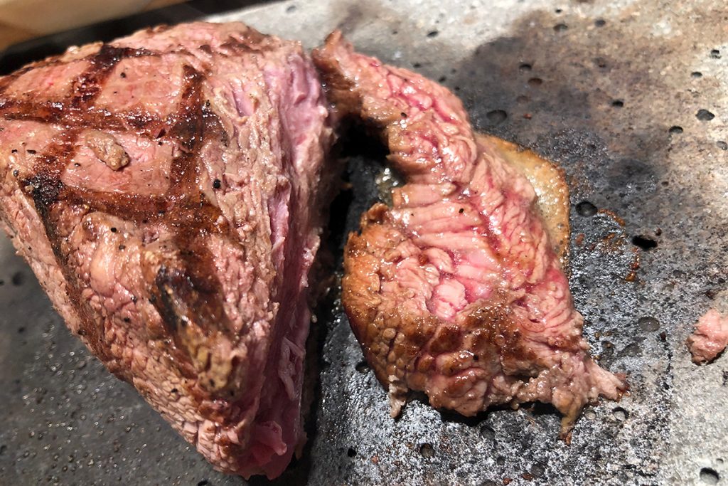 溶岩石はかなり熱く、食べ終わるまで肉に火が通るほどでした