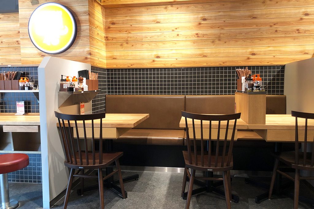 明るい店内はカウンター席が多く、一人でも気兼ねなく入れます