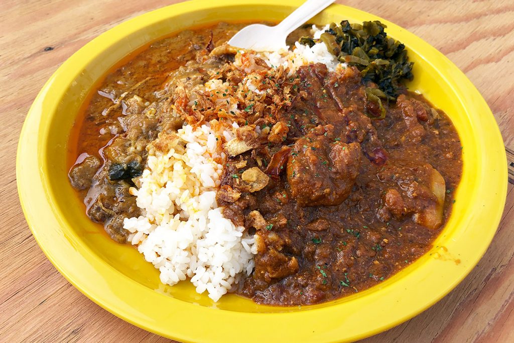 野毛山カレー食堂のハーフ&ハーフ(「完熟トマトのチキンカレー」「豚バラ肉のイエローカレー」)900円「(税込)