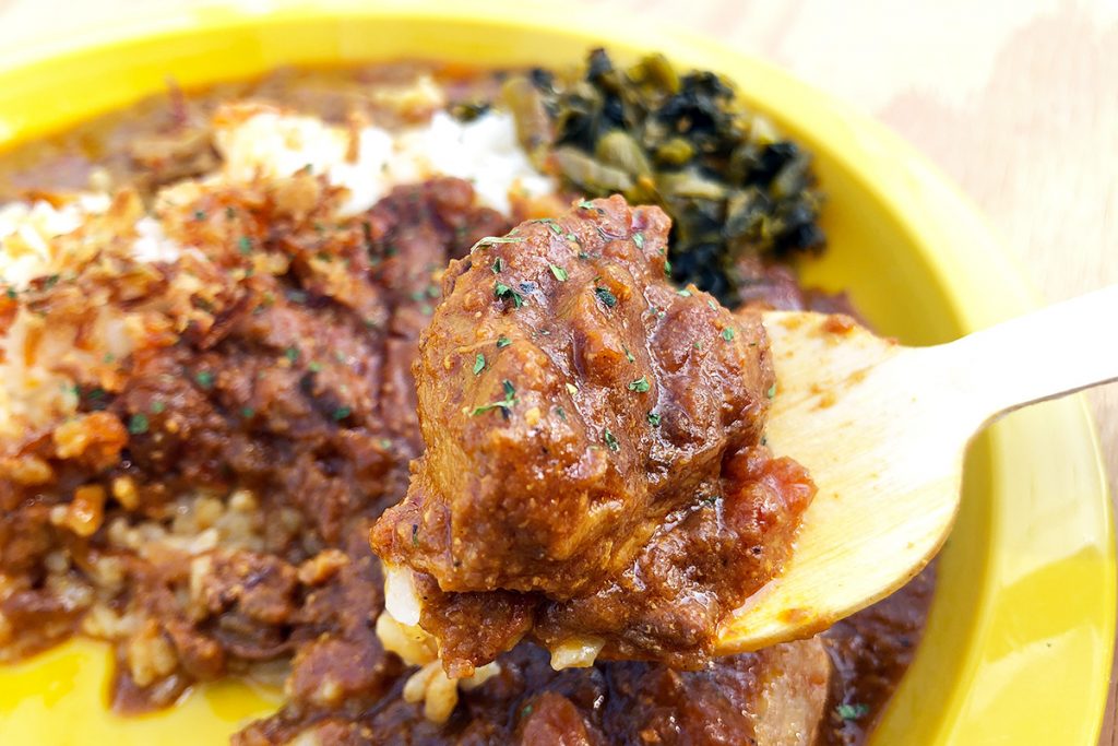 完熟トマトのチキンカレーは、思ったより辛口。口に入れるとトマトの爽やかな味が拡がります。チキンもしっかりと味で、やわらか