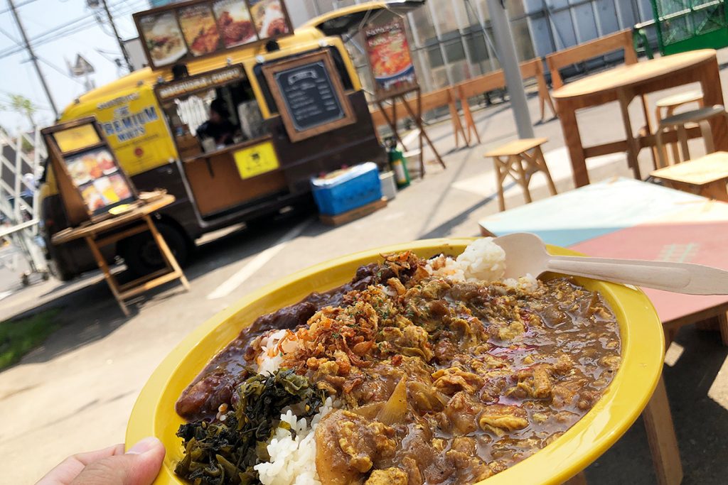 屋外で食べるカレーは最高