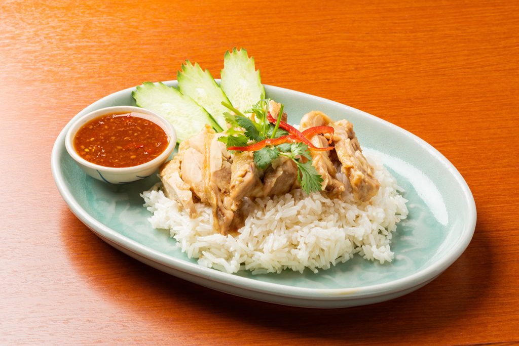 「カオ・マン・ガイ」1,100円(税込) タイ風ゆで鶏炊き込みご飯。たっぷりの香草で炊き込んだふわ〜と香り高いご飯。その上にしっとりしたゆで鶏を載せました。辛味噌ソースでいただきます