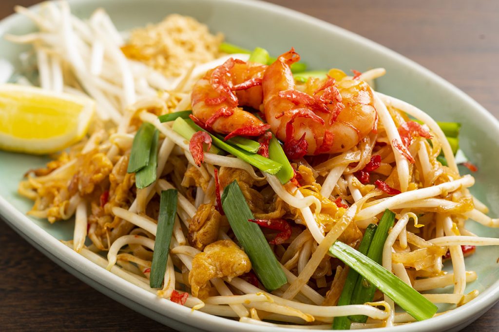 「パッ・タイ」1,100円(税込) タイの人気の麺料理・エビ入り焼きビーフン。麺のもちもち食感がクセになります。タマリンドソースを使って、ほんのり甘酸っぱく仕上げました。