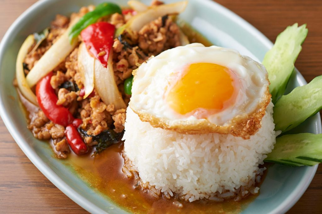 「ガイ・パット・バイガパオ・ラート・カオ」1,100円タイの人気定番メニュー・鶏挽肉のバジル炒め。ホーリーバジルというタイのハーブと鶏挽肉の相性が絶品です!