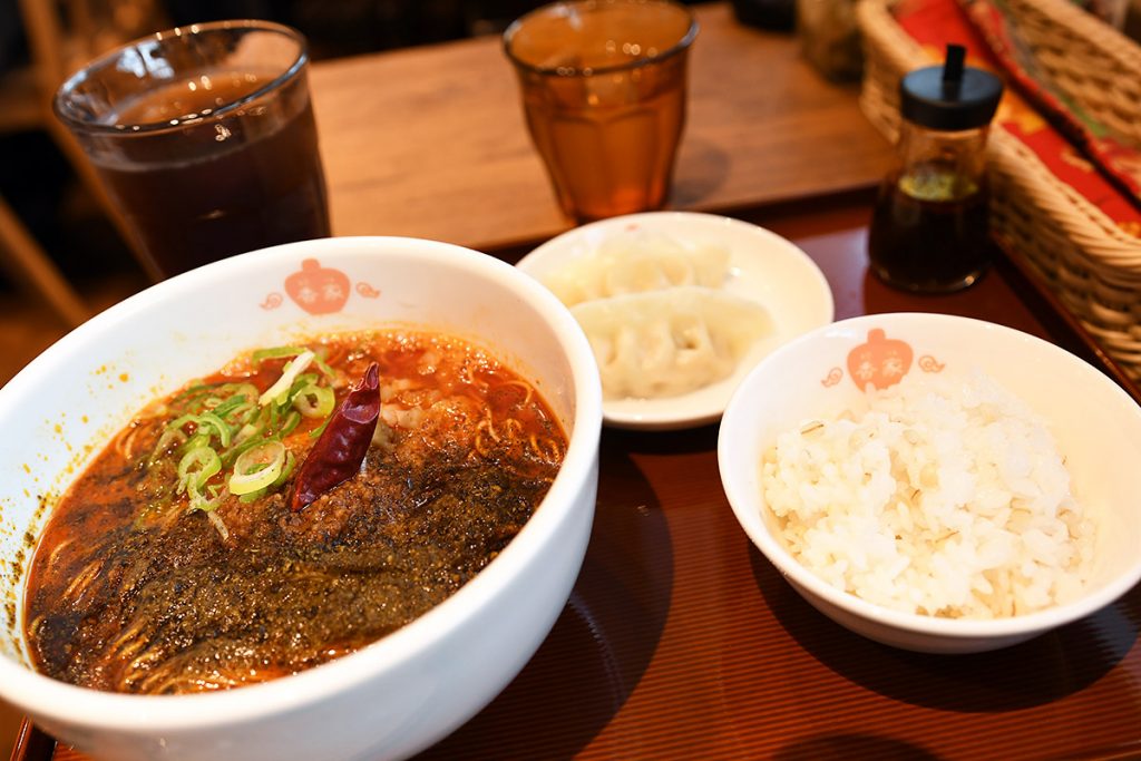 極上担々麺 香家の「香家メンズセット」1000円(税別)、青鬼・担々麺をチョイス