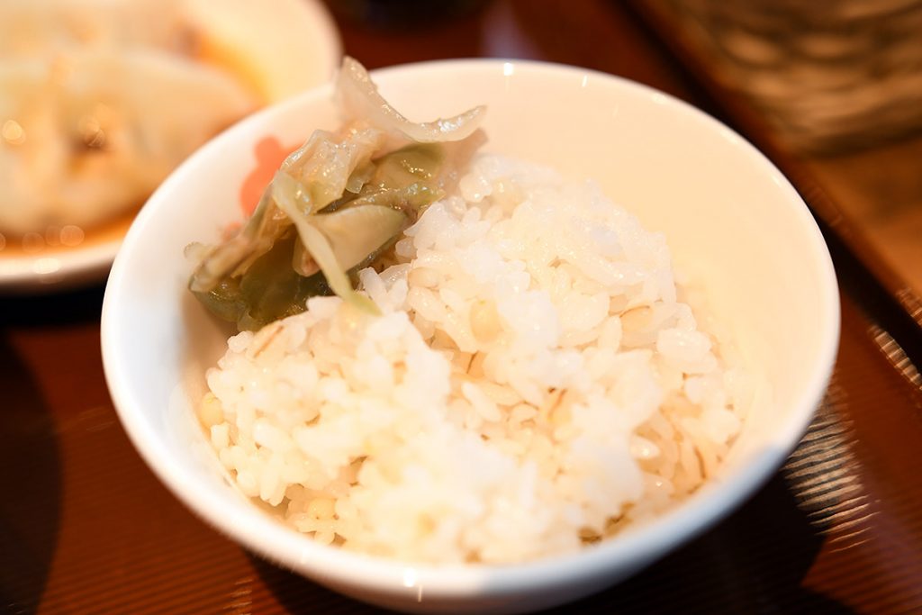 大麦入りごはんは大盛りも無料。そして、卓上にあったこのザーサイが美味しい