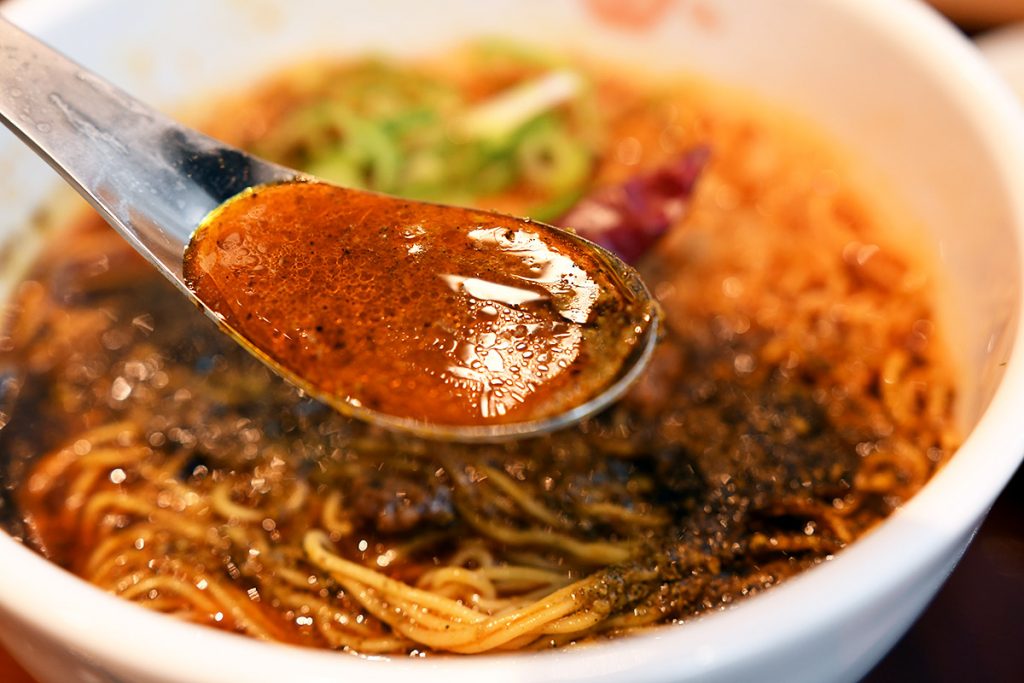 スープはこんな感じ、この時点でもまだ《美味しそう>>>辛そう》という心境
