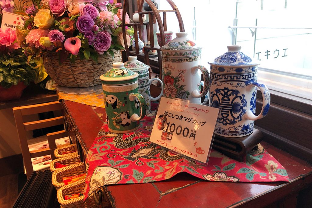 店内は可愛いチャイナ雑貨が並びます。この茶こし付き湯呑みほしいな