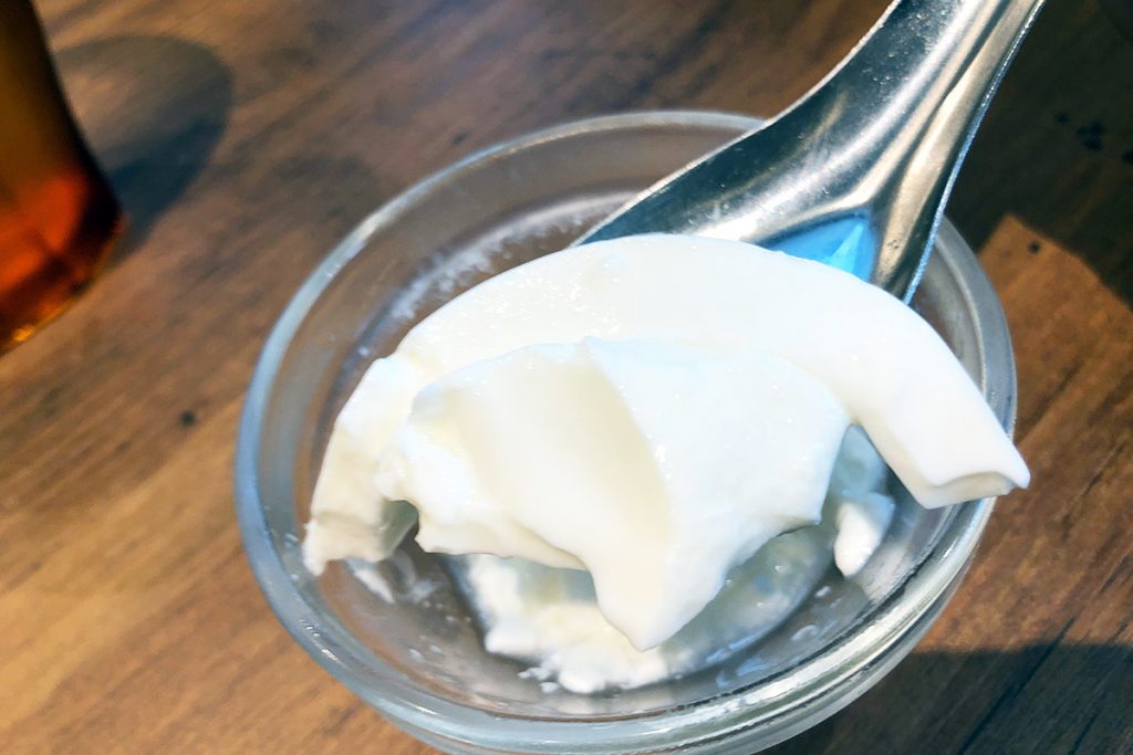 サービスのミニ杏仁豆腐。たぶん、甘いんだろうけど、このときの自分にとっては辛い、口に入れるモノ全てが辛い