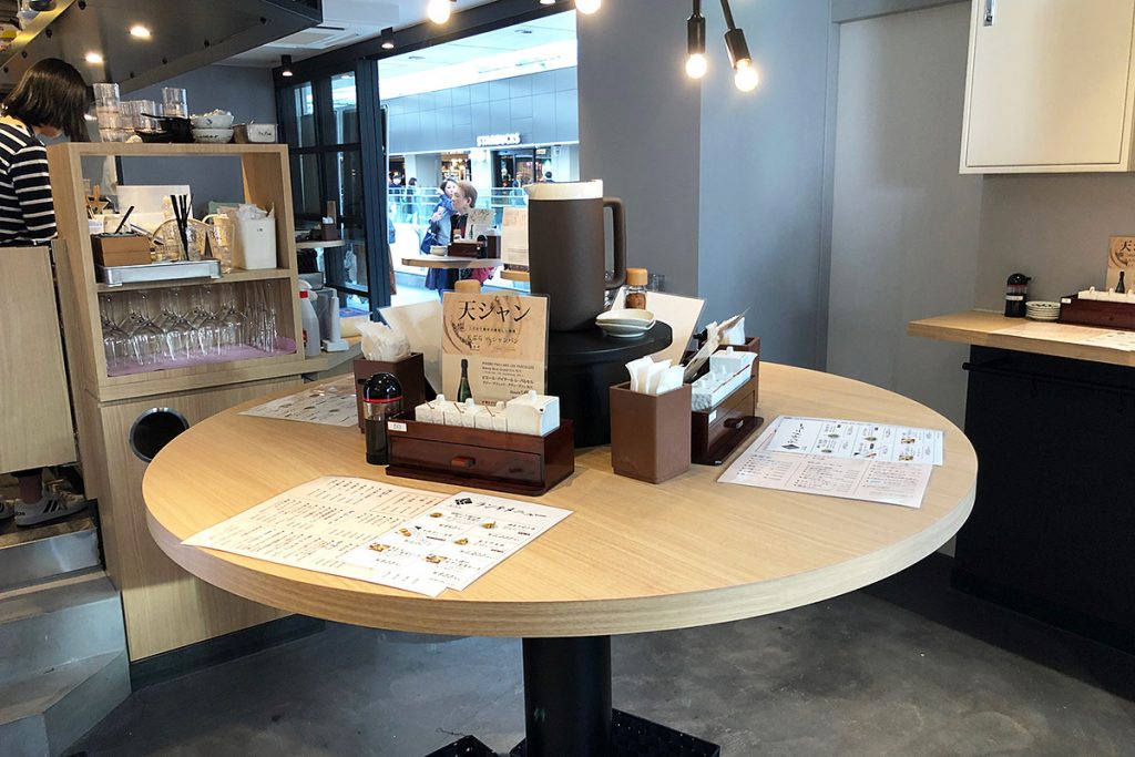店内にイスはありません、全席立ち飲み