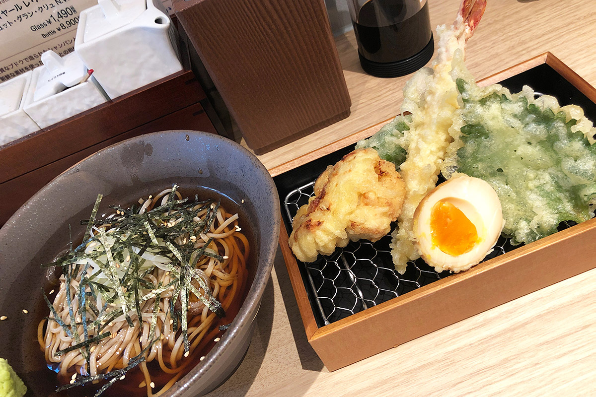 立呑み天ぷら KIKUの「天ぷら 冷やし蕎麦セット」900円（税込）