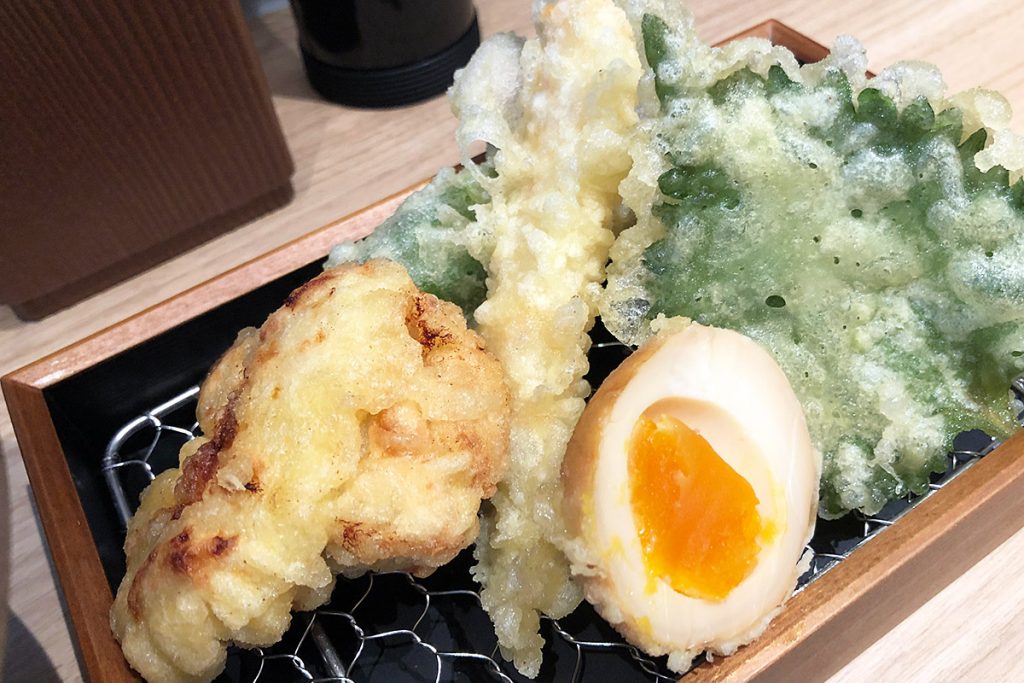 天ぷらは、海老・茄子・万願寺・大葉・鶏から天・味玉の6種類
