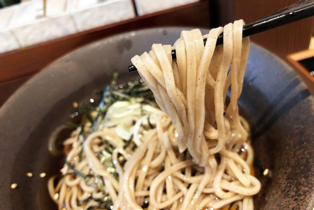 天ぷらとお蕎麦の組み合わせは最強。冷やしなので伸びない、天ぷらだけ食べて後から蕎麦もありだし、一緒に食べるのもアリ。というか、ビールが飲みたい