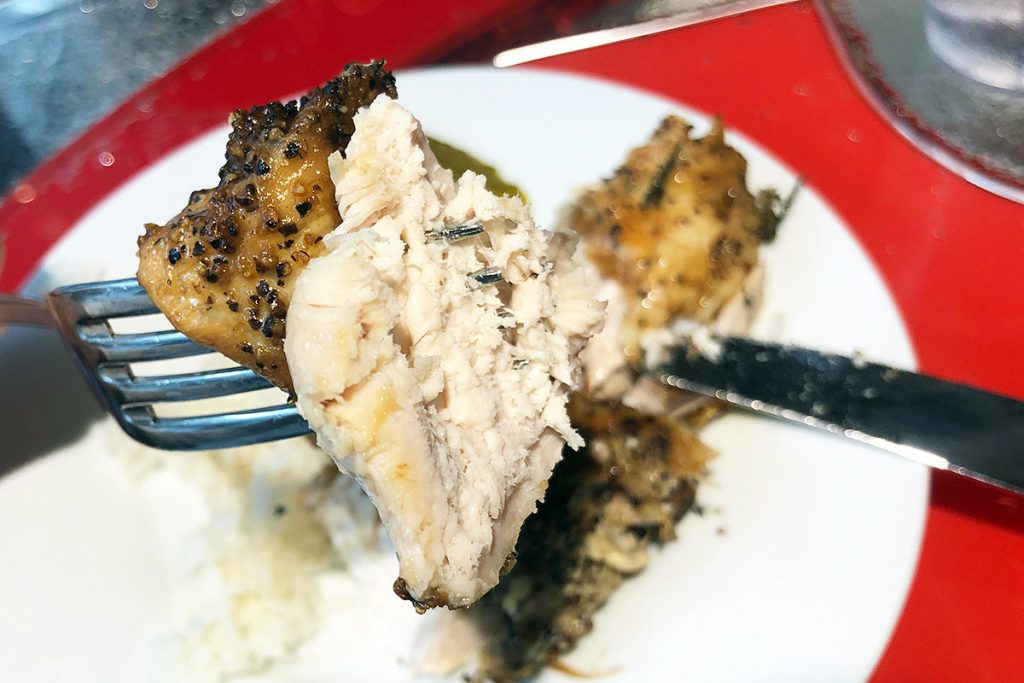 国産ひなどりを使い、ローズマリーで焼くローストチキンはシンプルながら鶏のおいしさを味わえます