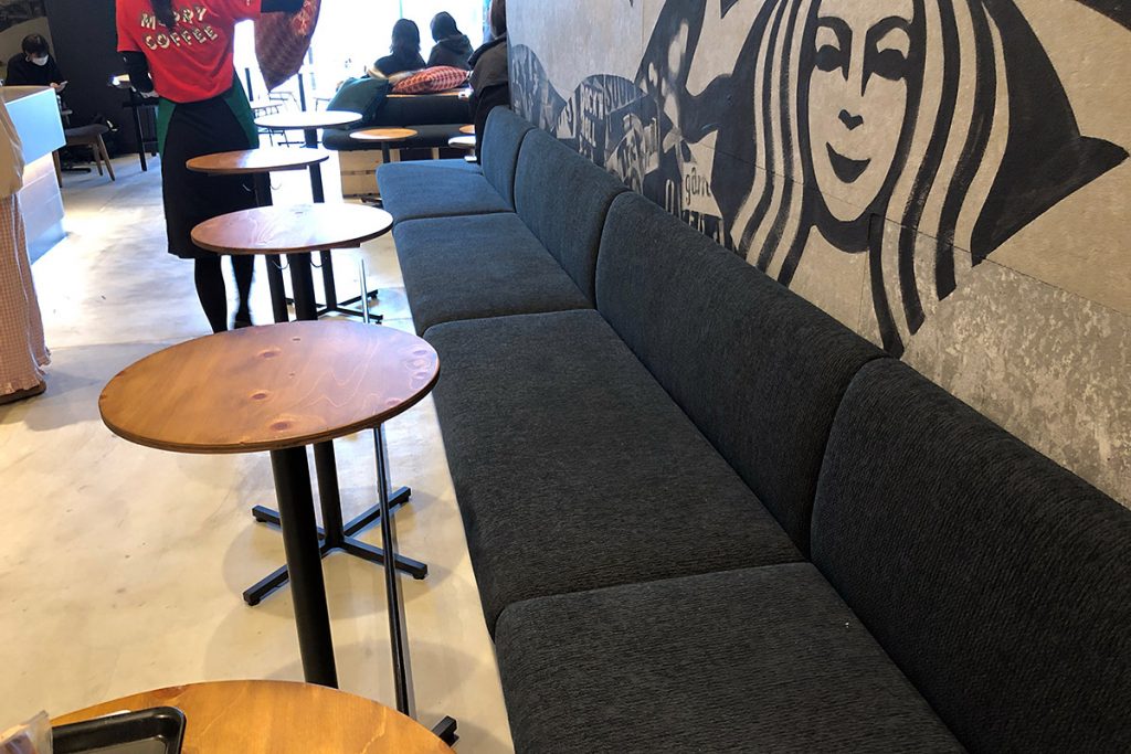 入り口から壁沿いには座り心地のよいソファータイプの席、テーブルの間隔も下北沢のお店と思えない幅