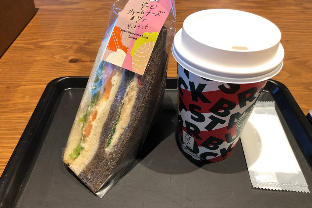 「サーモンクリームチーズ&ツナサンドイッチ」580円(税別)と「スターバックスラテトールサイズ」380円(税別)