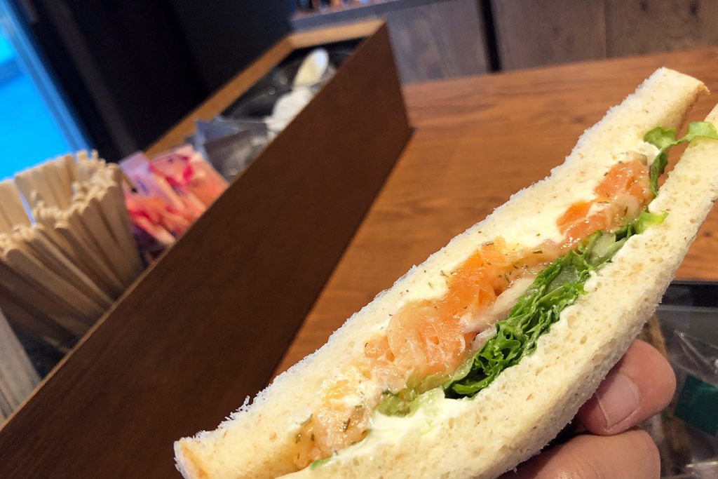サーモンクリームチーズサンドは、サーモンとチーズクリームのコンビネーションがよく、サーモンにつけられたディルソースのハーブ感が爽やかな風味を加え、豊かな気持ちになれるサンド