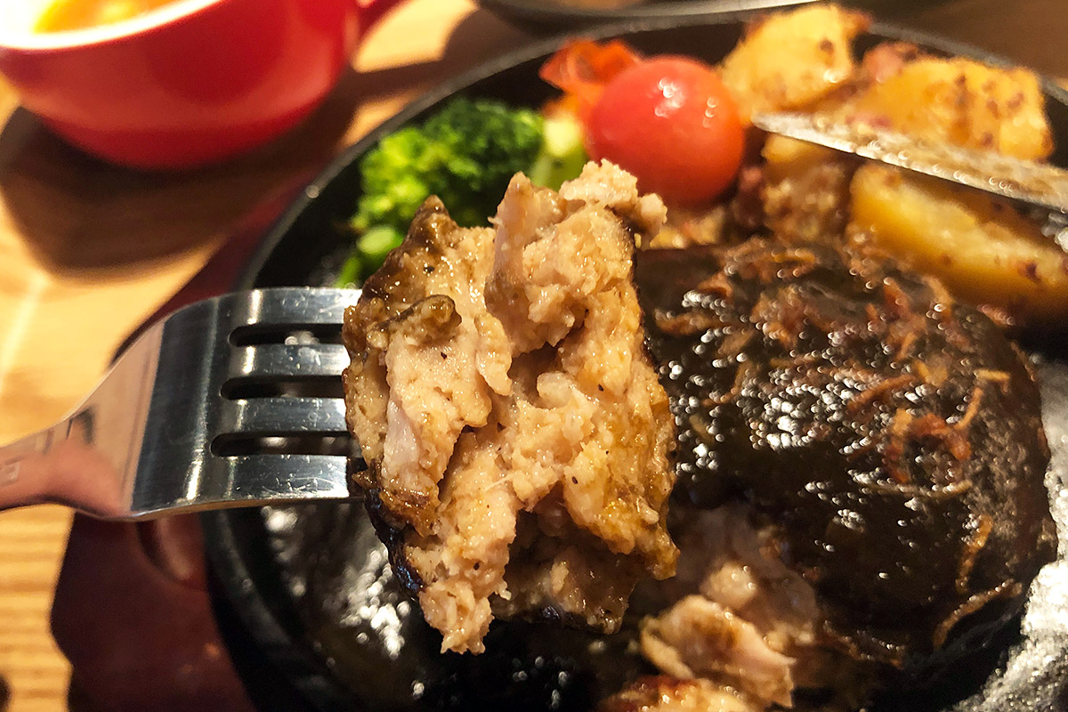 見た感じとてもしっかりとした雰囲気のハンバーグですが、ナイフで切ってみるとふっくらとしています