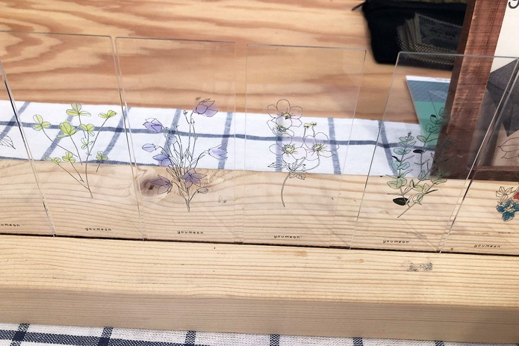 透明なアクリル板に繊細かつ穏やかなお花のイラスト