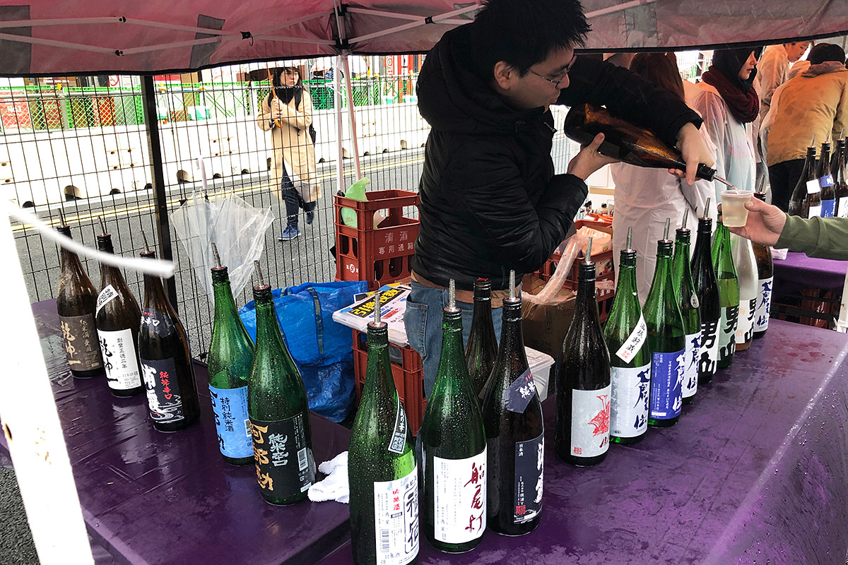 一番奥のブースで日本酒をいただきます