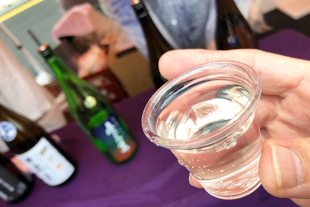 え、鮮烈辛口?と思ってしまうくらい甘口でびっくり、でももちろん美味しい。そして、純米吟醸の方は飲みやすすぎで、危険です、おいしい