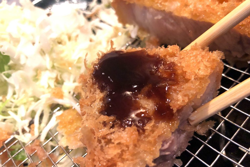 オリジナルブレンドのソースでいただくのももちろん美味しいですが、個人的には塩やそのままいただきたい、そんなとんかつです