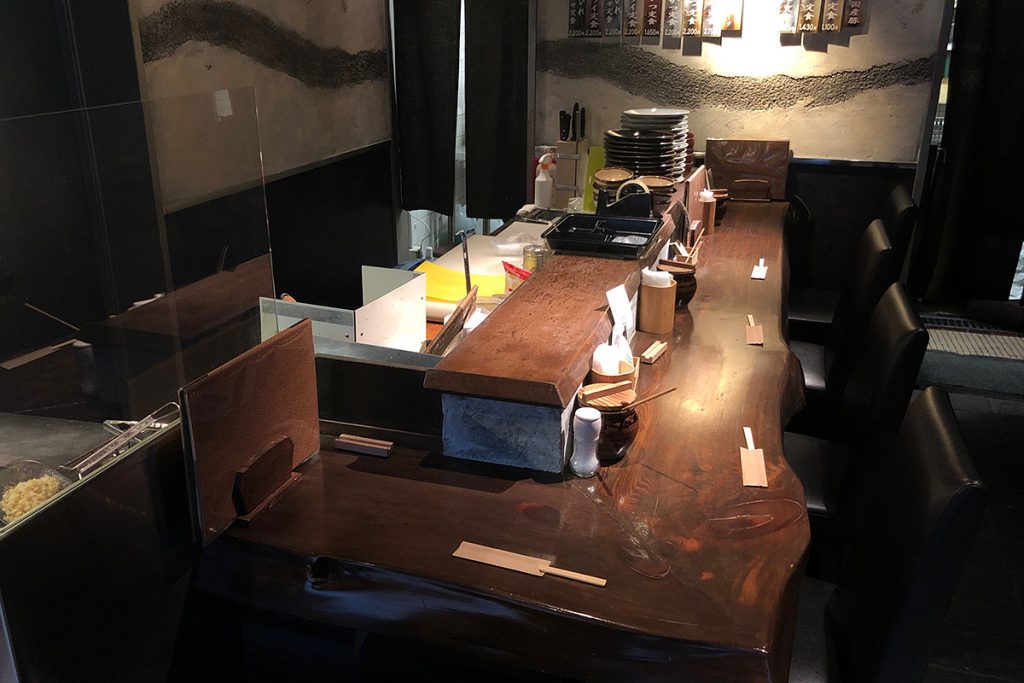 店内はカウンター5席と