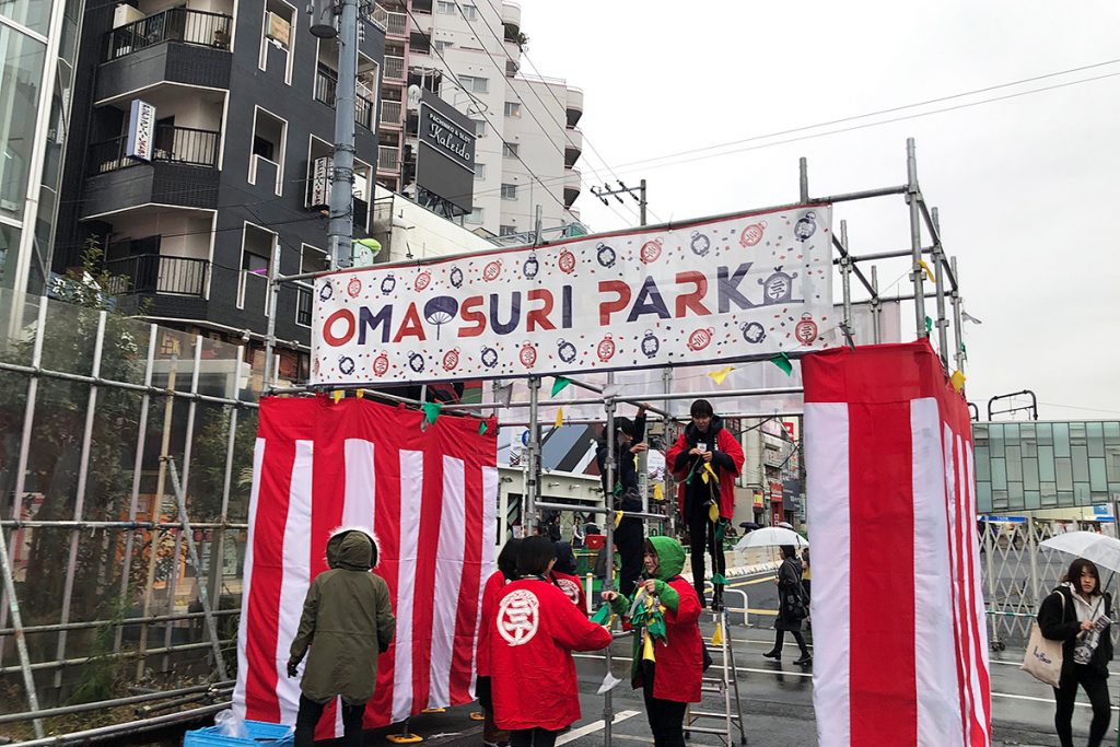金曜日にはなかったお祭りパークのゲートも、イベント初日の朝には完成
