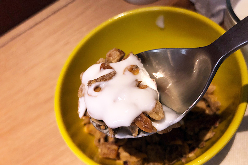 グラノーラにヨーグルトをセットしましたが、ミルクやカフェオレもセットできます