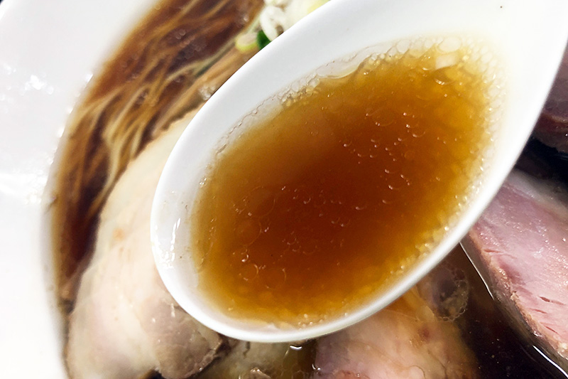 旨すぎる醤油ベースのスープ